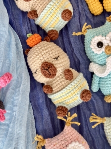 Rękodzieło - brelok/zawieszka kapibara wykonana szydełkiem