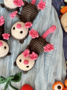 Rękodzieło - brelok/zawieszka opos wykonany szydełkiem 