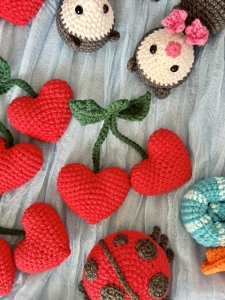 Rękodzieło - brelok zawieszka czereśnia wiśnia serce wykonane szydełkiem
