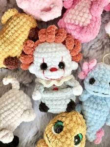 Rękodzieło - klaun Pennywise brelok/zawieszka wykonany szydełkiem